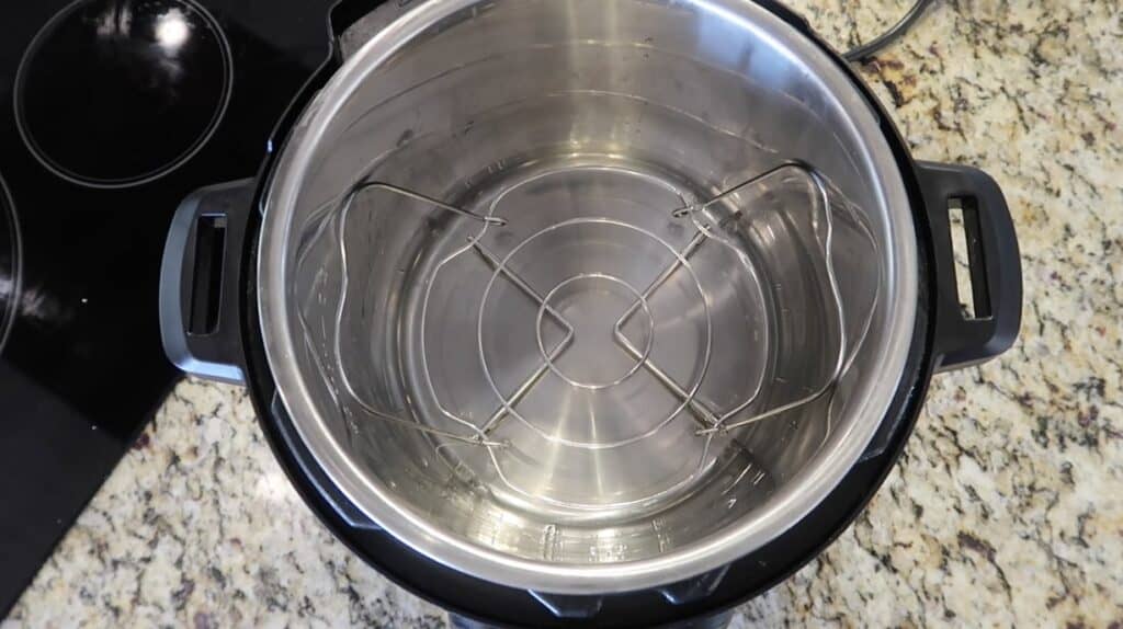 Laying trivet in pot